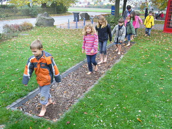 Barfußpark Holzspäne